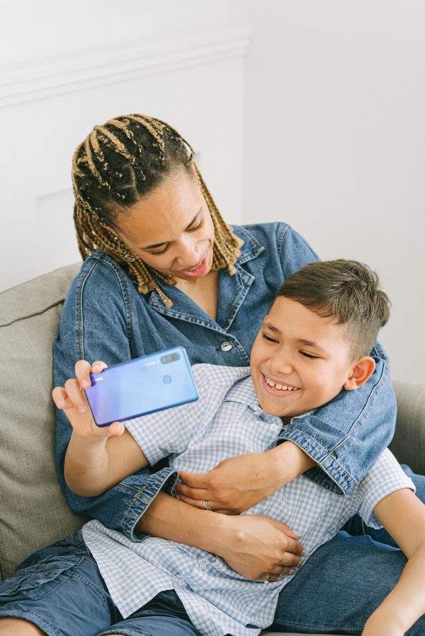 Téléphone avec soutien parental : sécurité et contrôle pour vos enfants.